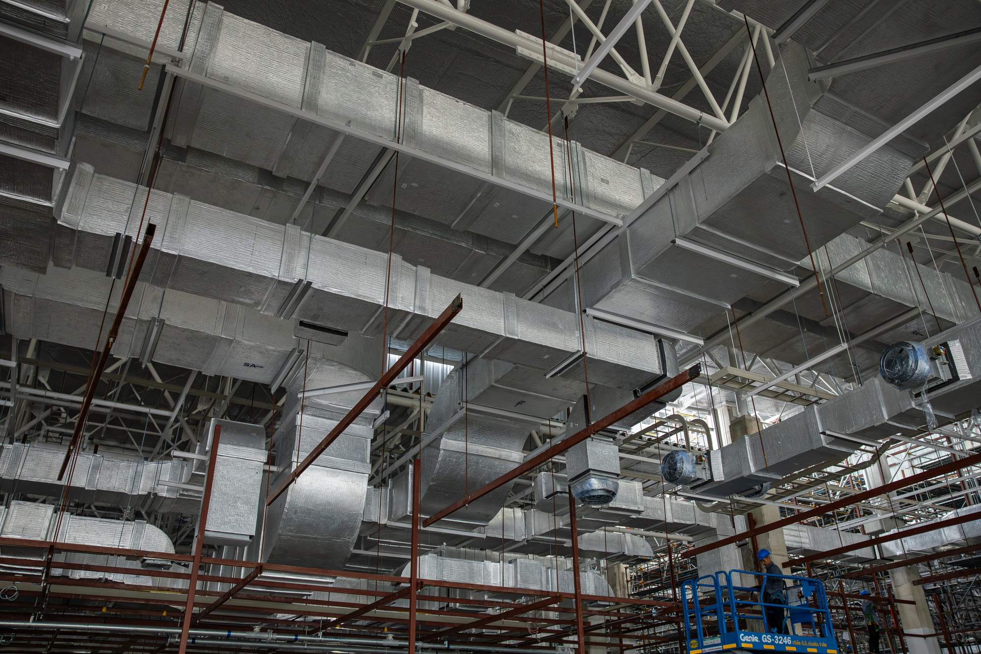 industrial-hvac-duct-system-in-large-building